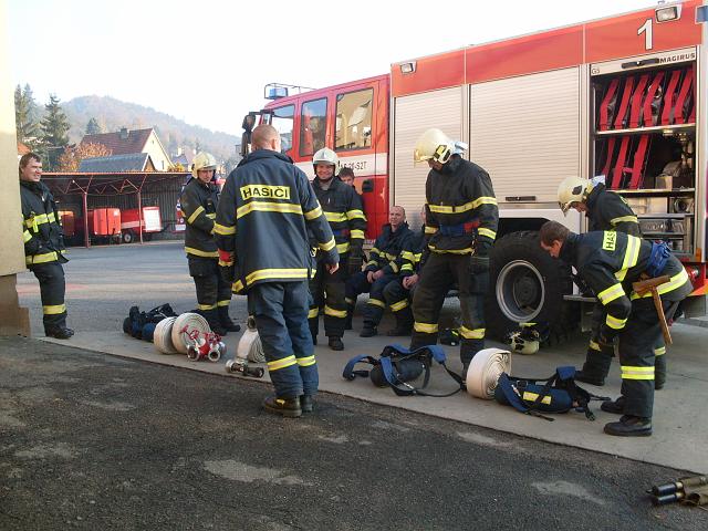 foto 006.jpg - Pprava ped prvn disciplnou - przkum v "zakouenm" prostoru a zchrana osoby